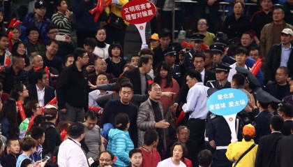  科隆球迷冲突导致比赛中断  